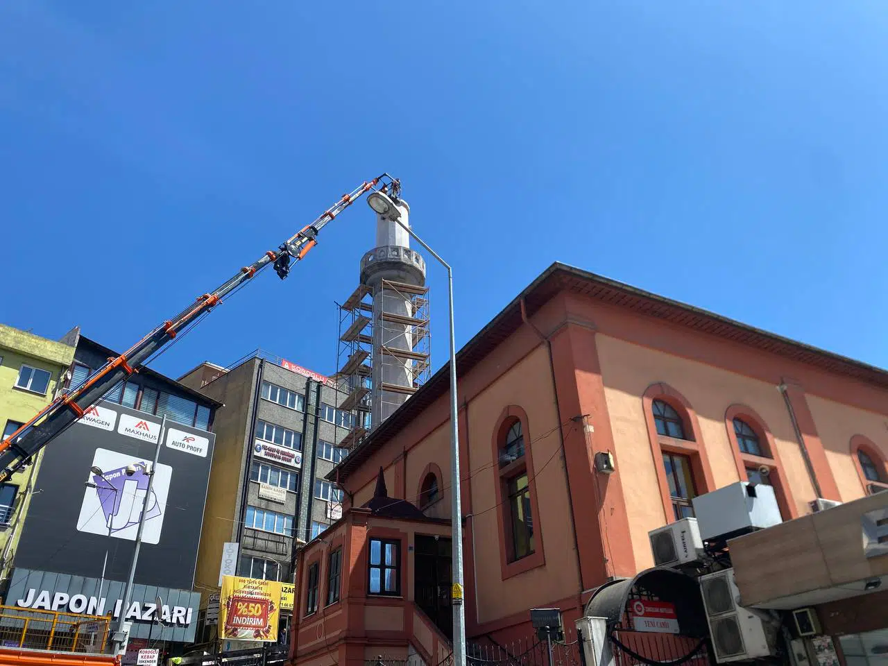 Asırlık caminin tehlike oluşturan minaresinin yıkımına başlandı