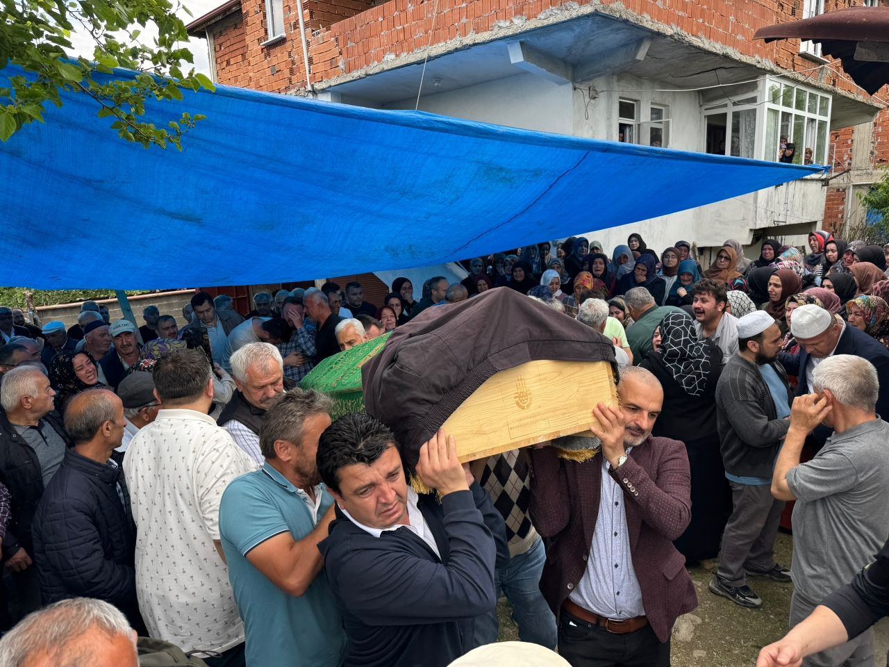 Bartın'da akrabaları tarafından tüfekle öldürülen çift ile oğlu toprağa verildi