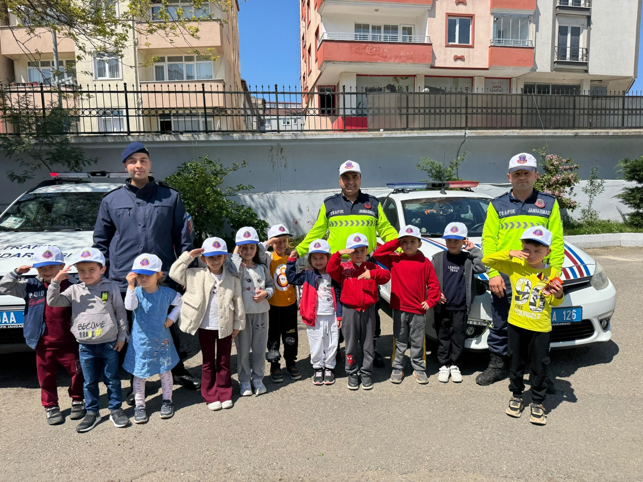Espiye'de öğrencilerden jandarmaya ziyaret