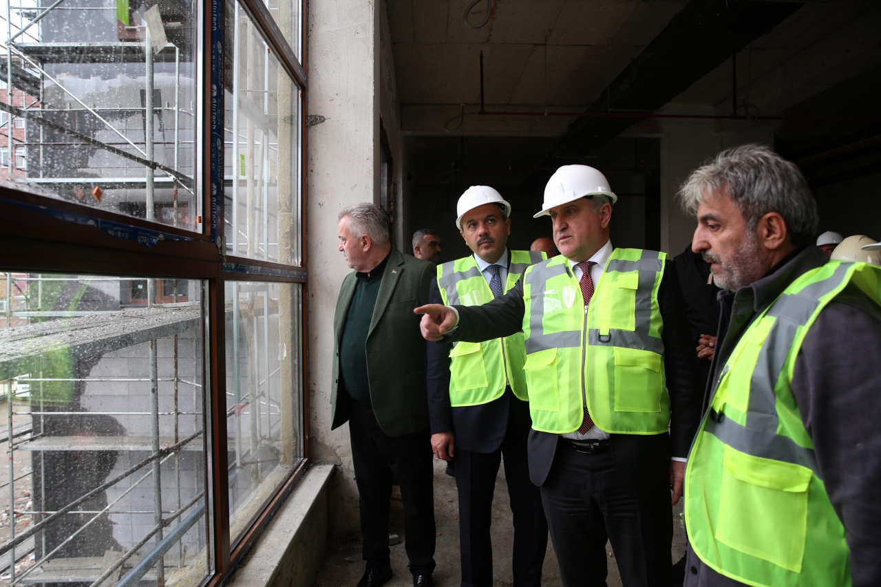 Gençlik ve Spor Bakanı Bak, Rize'de öğrenci yurdu inşaatlarında incelemede bulundu