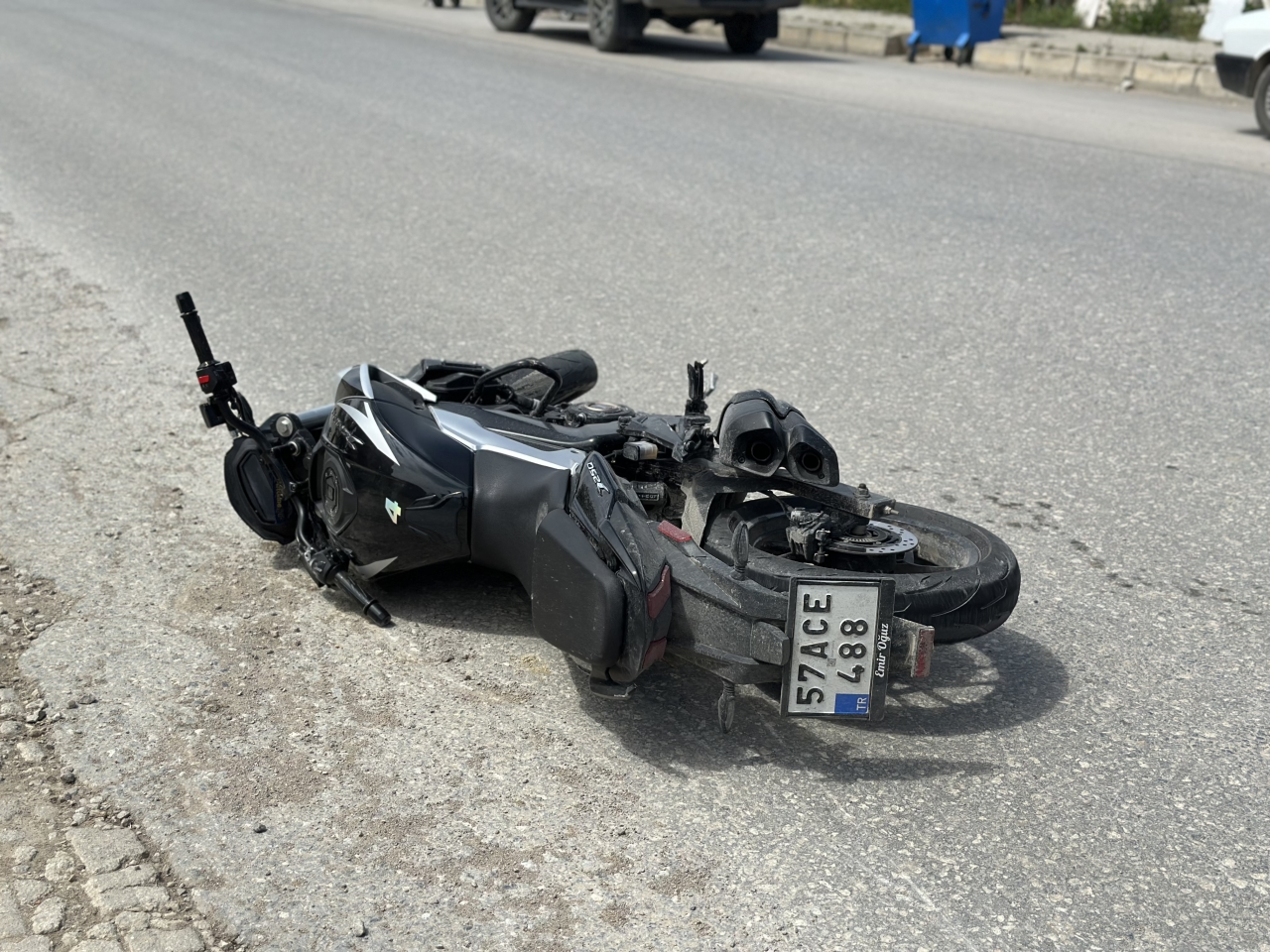 Gerze'de otomobille çarpışan motosikletin sürücüsü yaralandı