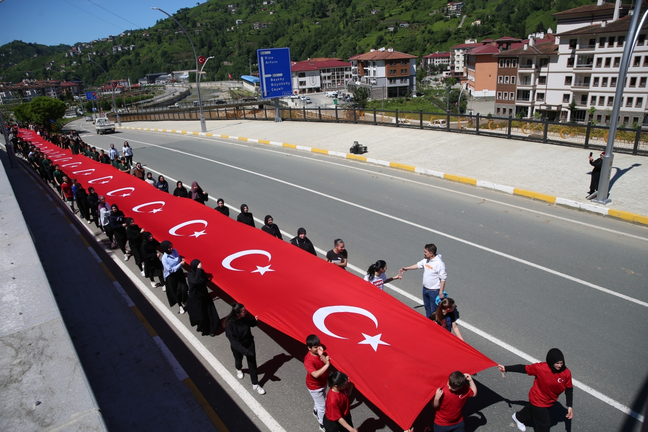 Güneysu'da bayrak yürüyüşü düzenlendi