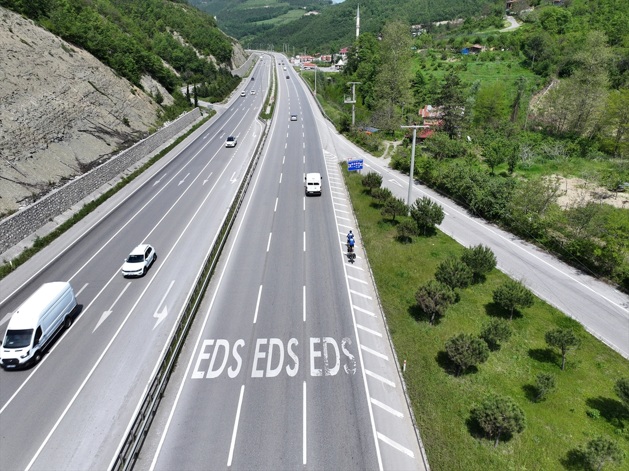 İki Alman gezgin kanserle mücadele farkındalığı için 13 bin kilometre pedal çevirerek Çin Seddi'ni aşacak