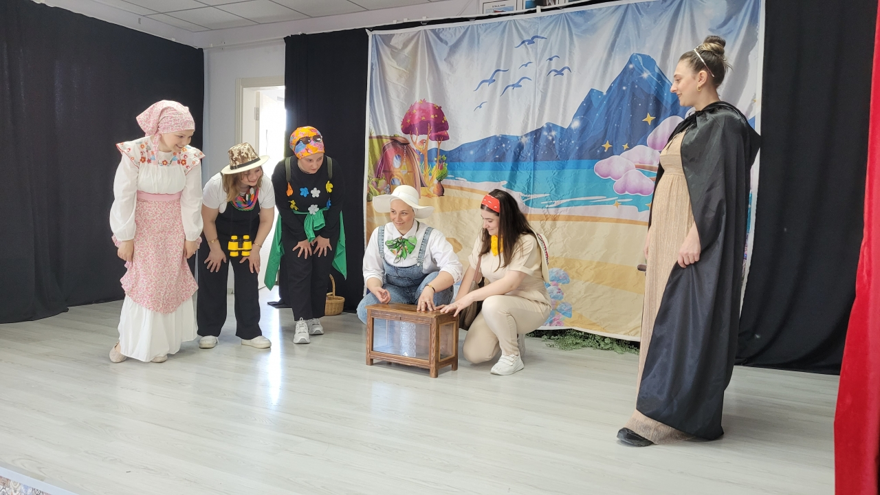 İlkokul öğrencilerinin velileri çocuklara sevgi ve saygıyı tiyatro oyunu ile anlattı
