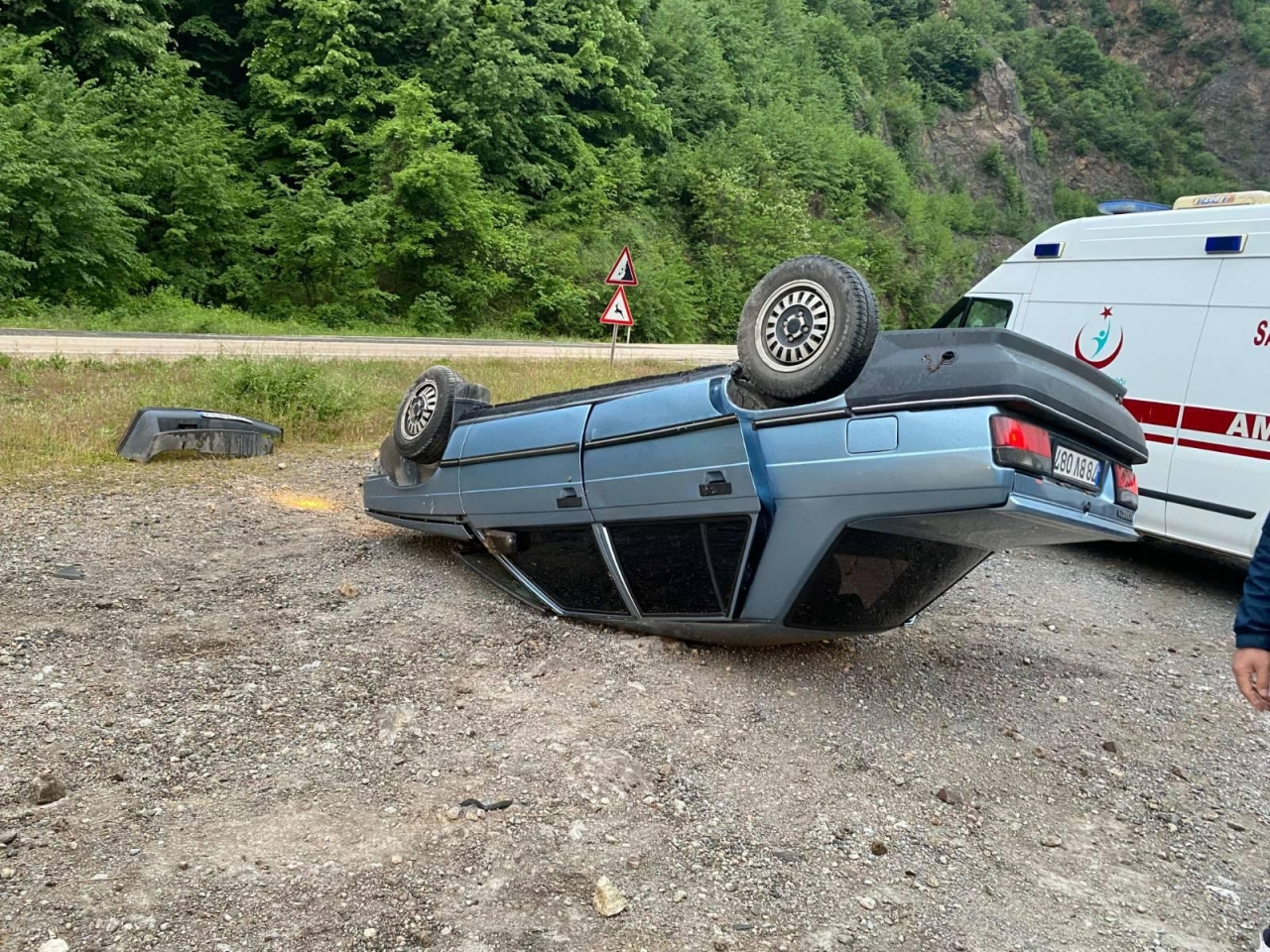Karabük'te devrilen otomobildeki 2 kişi yaralandı