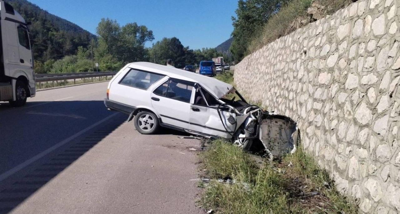 Karabük'te istinat duvarına çarpan otomobilin sürücüsü ağır yaralandı