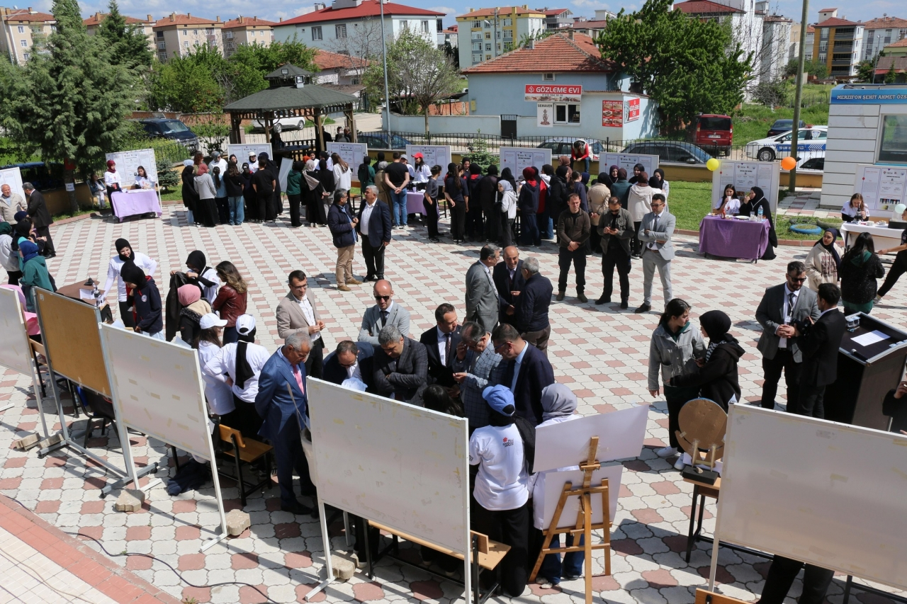 Merzifon'da TÜBİTAK 4006 Bilim Fuarı açıldı