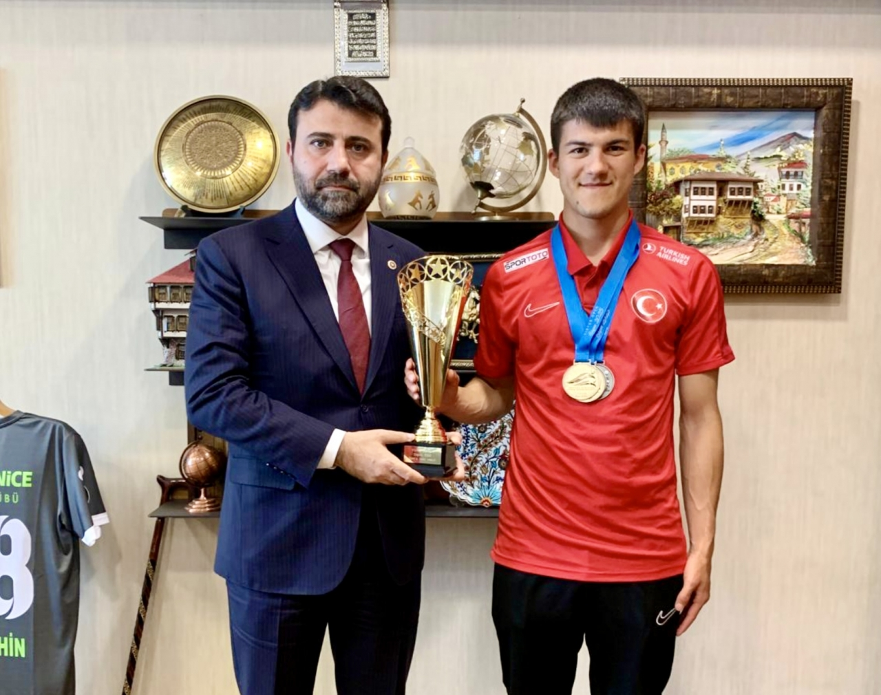 Milli sporcu Çenesiz'den AK Parti Karabük Milletvekili Şahin'e ziyaret