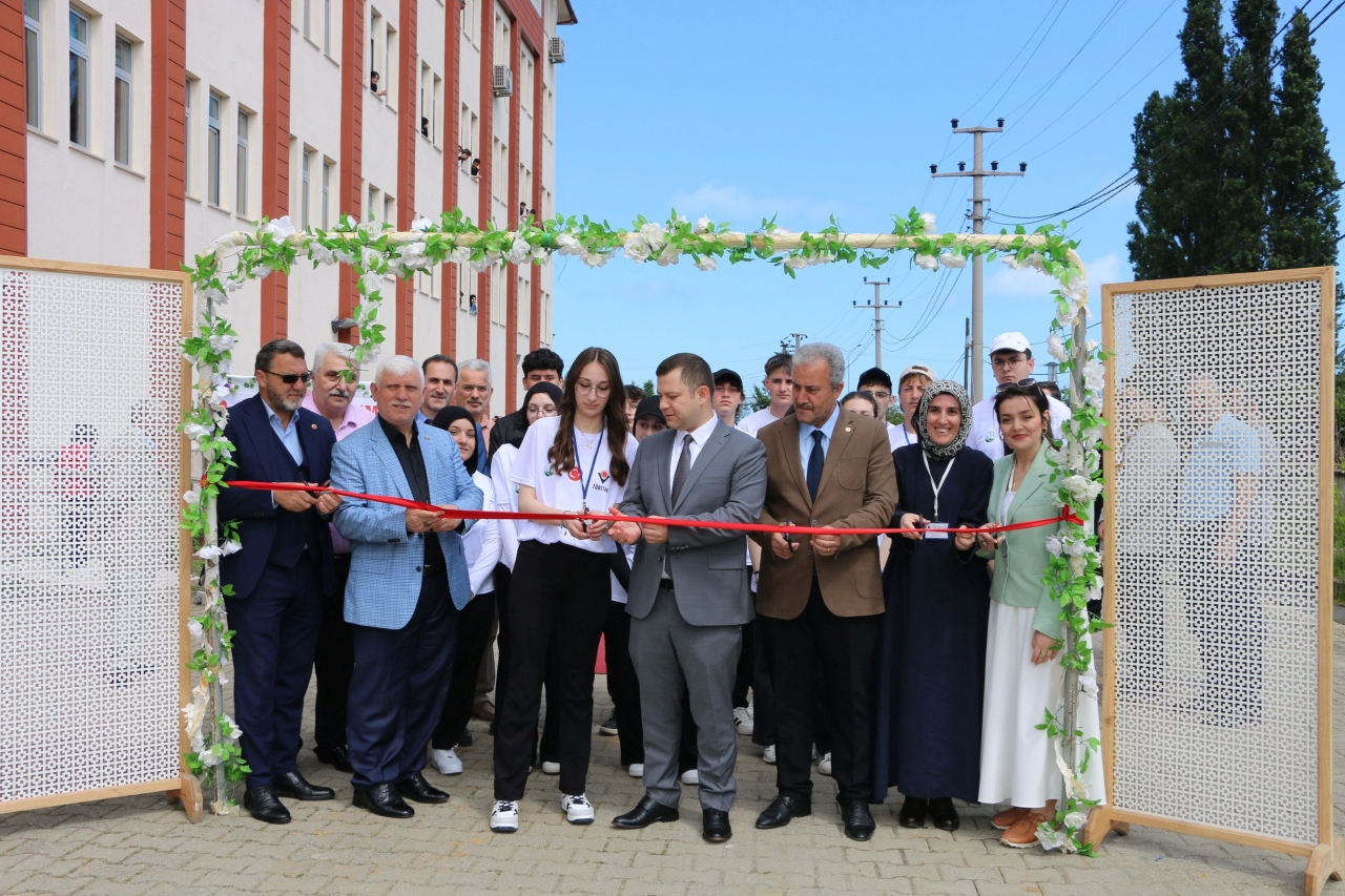 Of'ta TÜBİTAK 4006 Bilim Fuarı açıldı