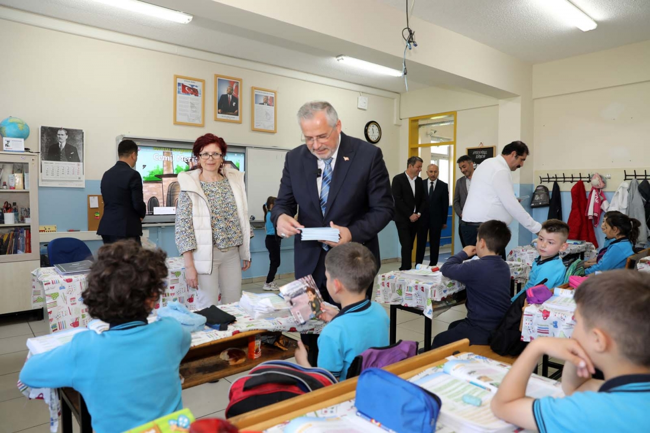 Samsun'da "Tarih Yazan Çocuklar Projesi" kapsamında öğrencilere kitap dağıtıldı