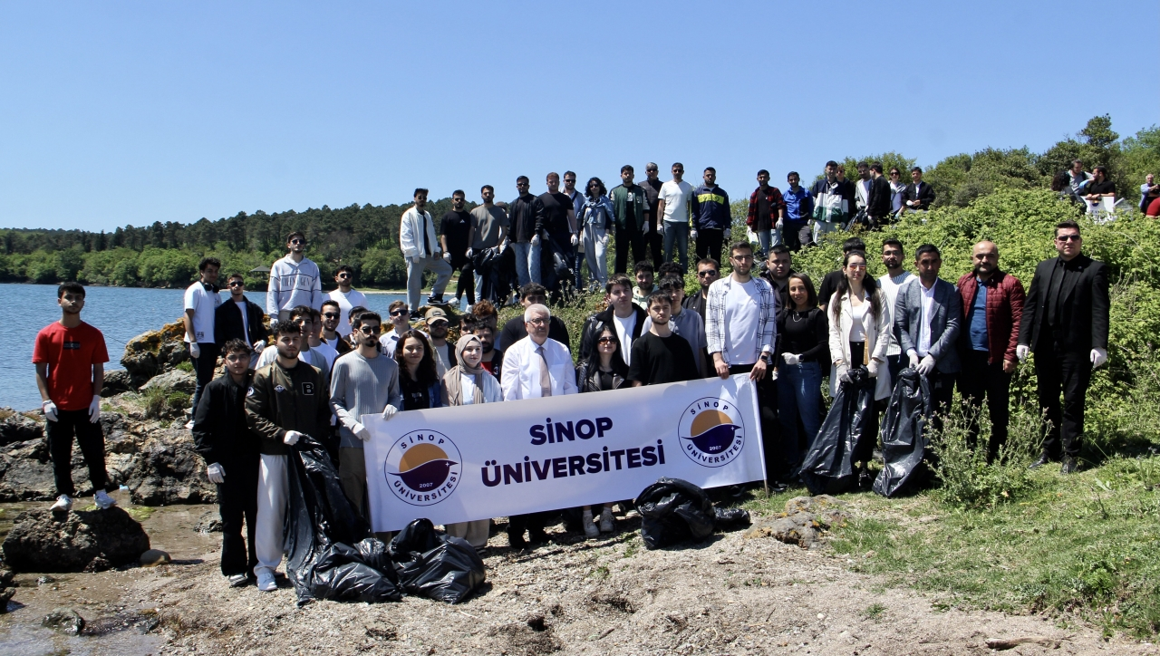Sinop'ta denizle ormanın birleştiği Hamsilos Tabiat Parkı'nda çevre temizliği yapıldı