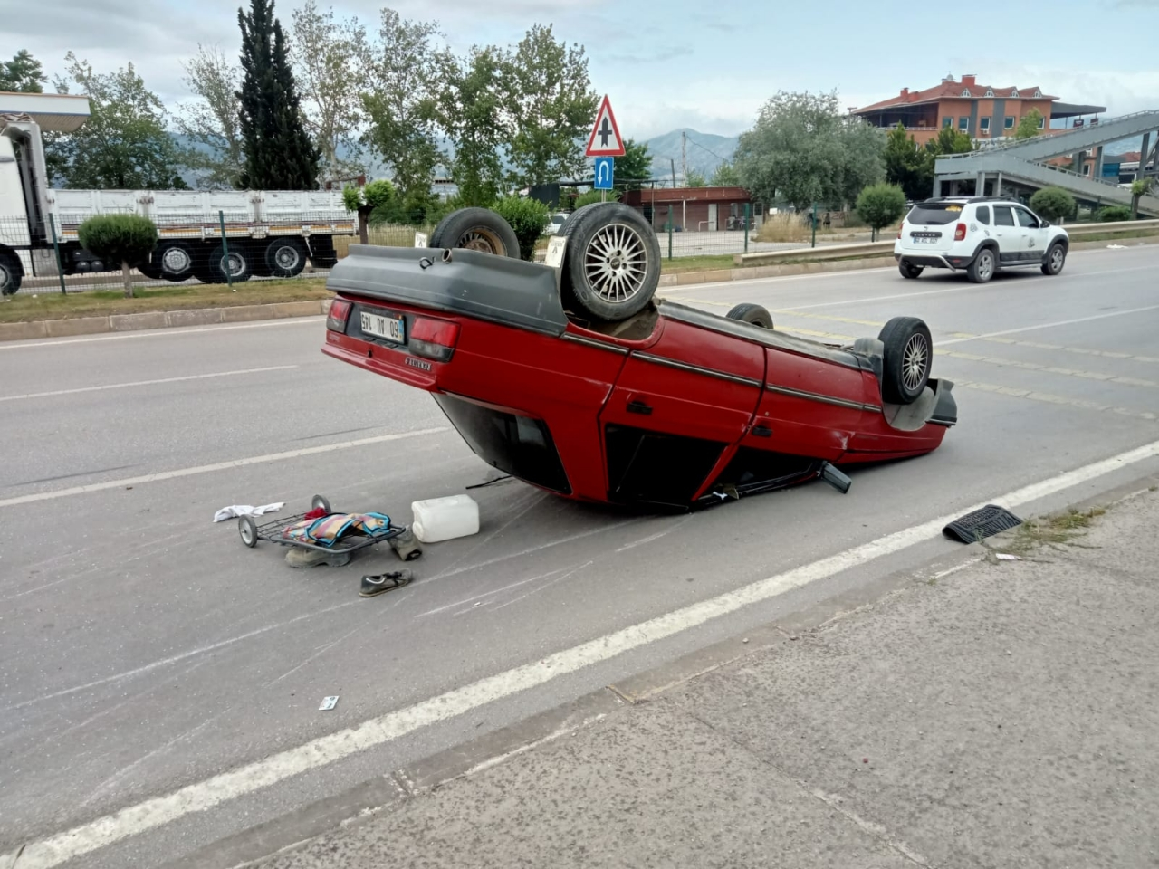 Tokat'ta devrilen otomobildeki 2 kişi yaralandı