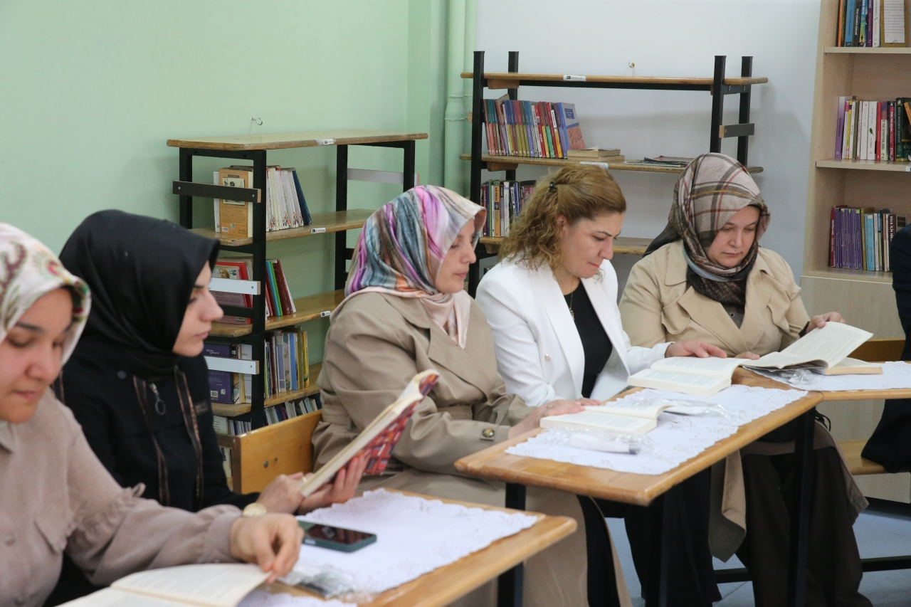Tokat'ta öğretmenler ve anneler, kütüphanede birlikte kitap okuyor