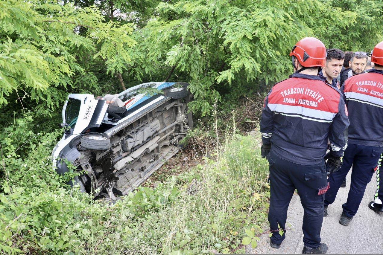 Trabzon'da park halindeki minibüsün kayarak şarampole devrildiği kazada 5 kişi yaralandı