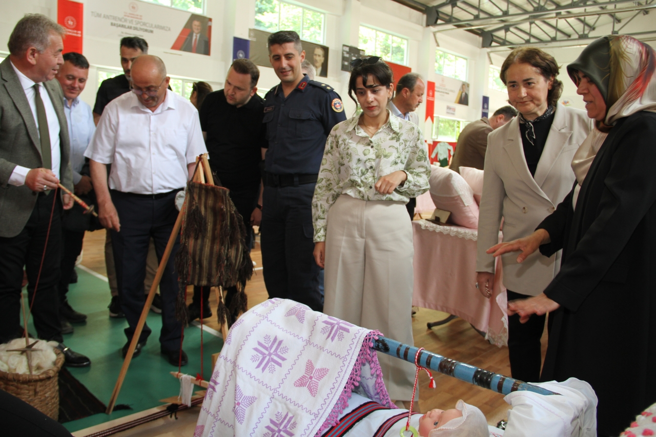 Yağlıdere Halk Eğitimi Merkezi yıl sonu sergisi açıldı