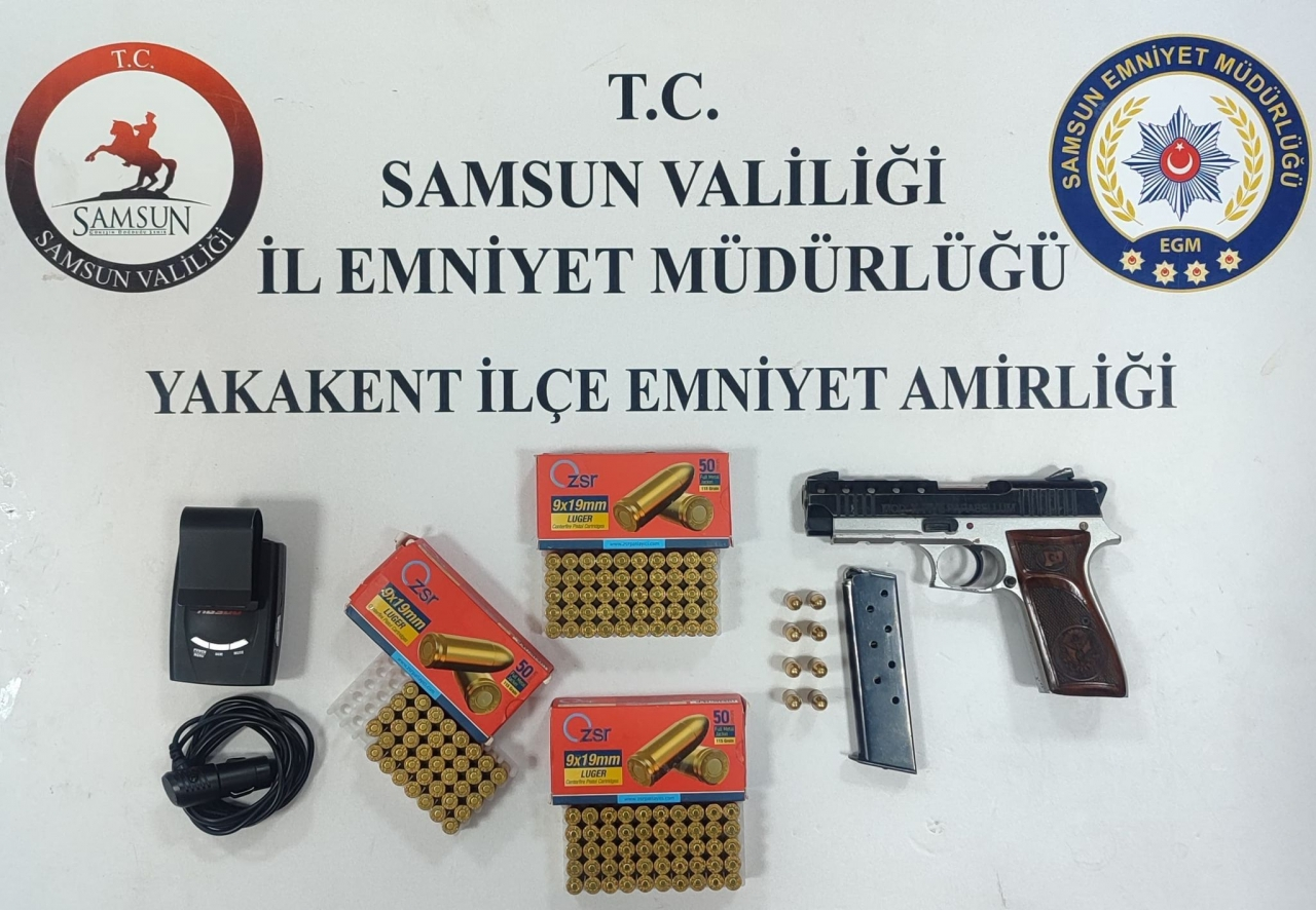 Yakakent'te ruhsatsız tabanca ve radar tespit cihazı ele geçirildi