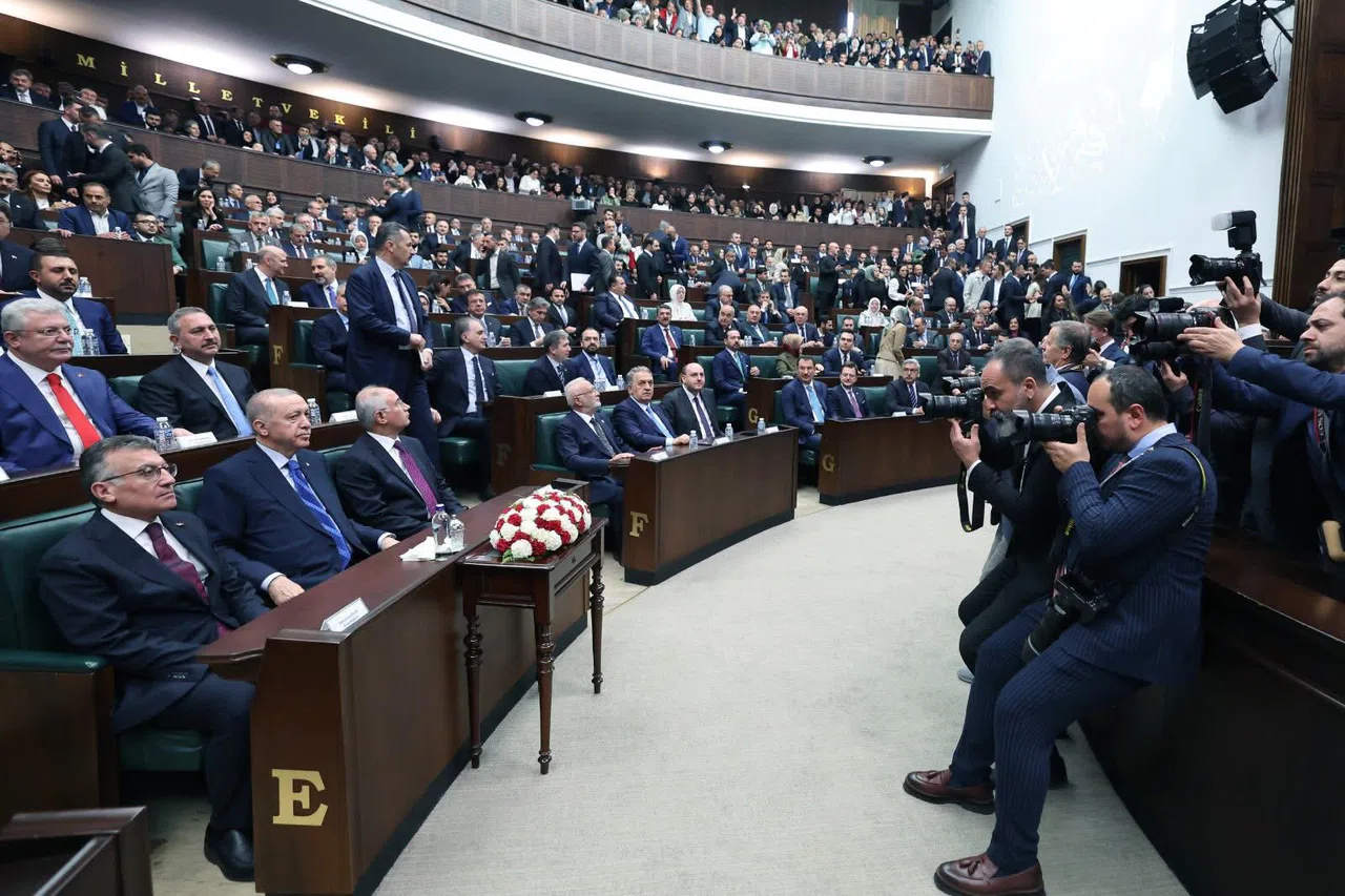 Ahlatcı ve Kaya, Grup Toplantısında