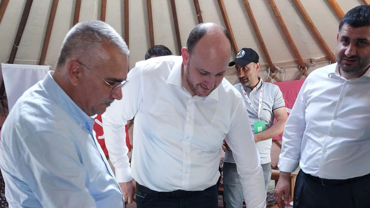 Ahlatcı’dan Belediye Standına Ziyaret
