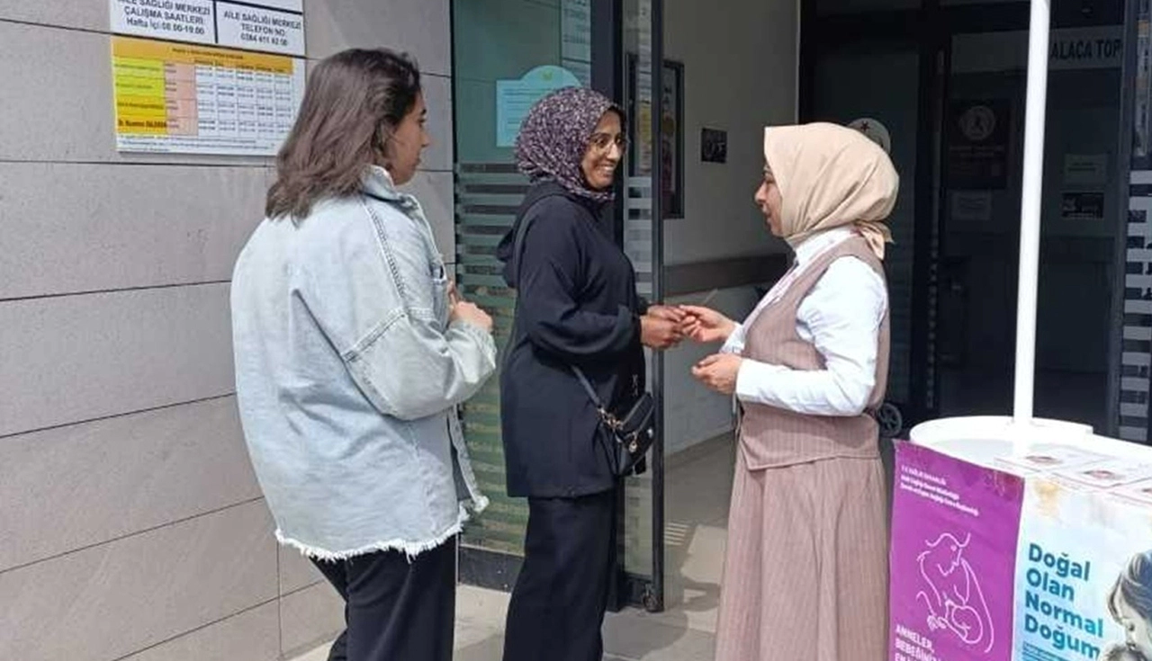 Sağlık Ekipleri, Anne Adaylarını Bilgilendiriyor