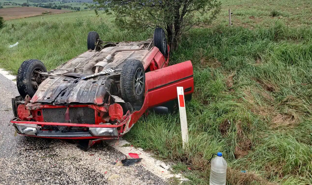 Araç Yol Kenarına Devrildi: 4 Yaralı