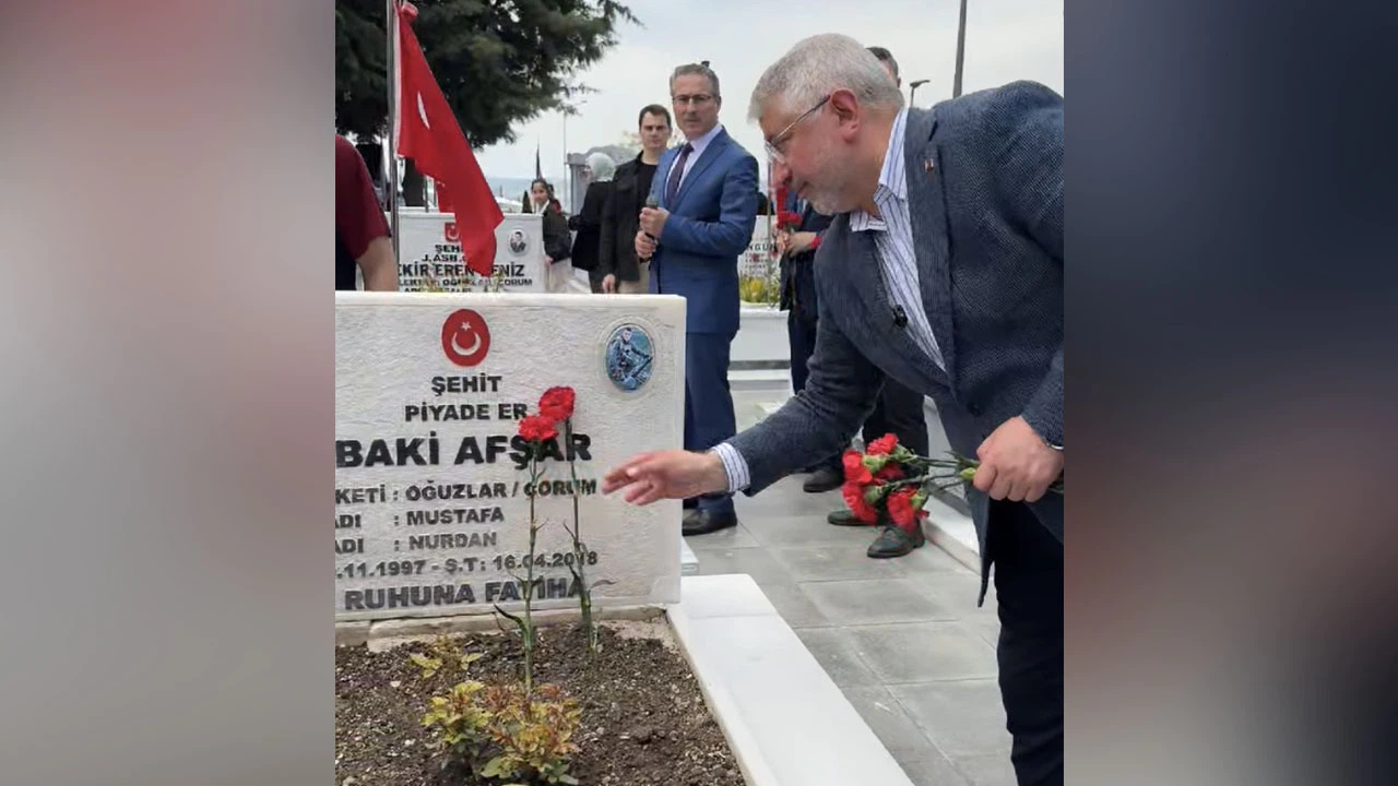 Aşgın, Gençler ile Şehitliği Ziyaret Etti
