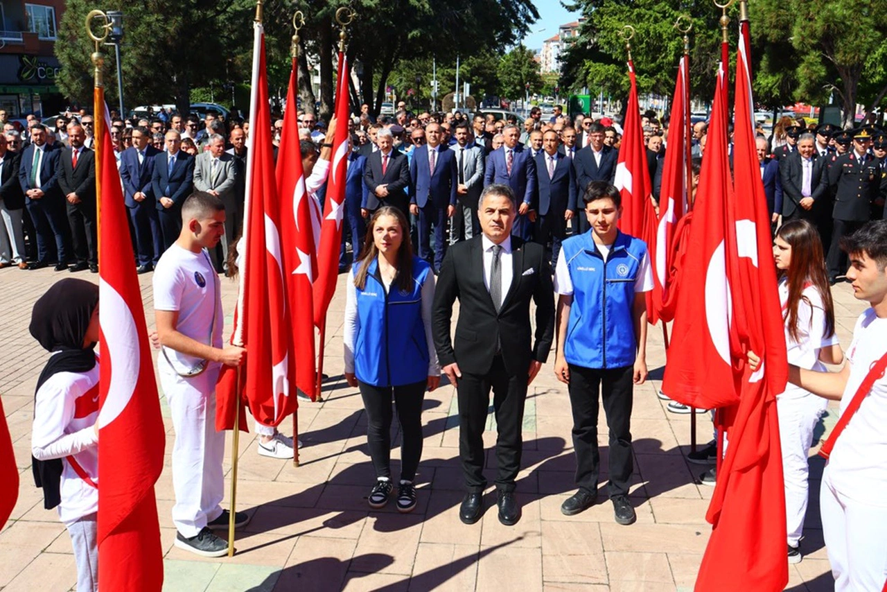 Atatürk Anıtı’na Saygı Çelengi