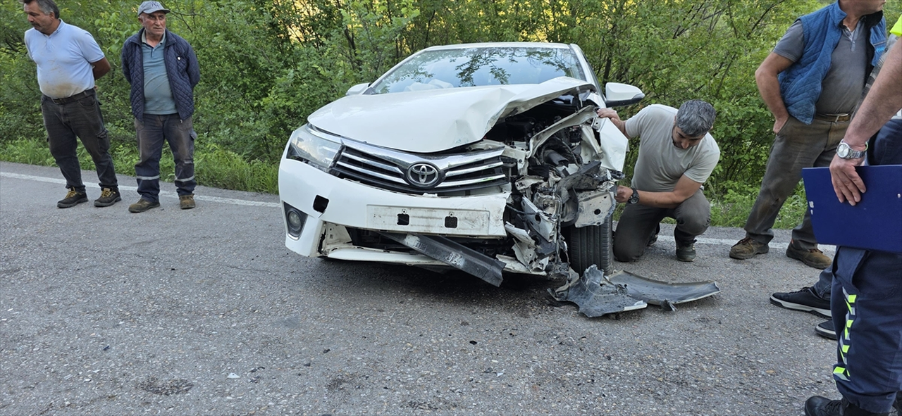BURSA - 2 otomobilin çarpıştığı kazada 3 kişi yaralandı