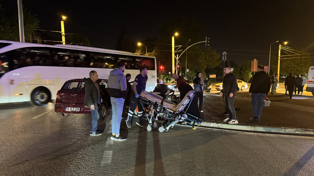 BURSA - Taksi ile otomobilin çarpıştığı kazada 7 kişi yaralandı