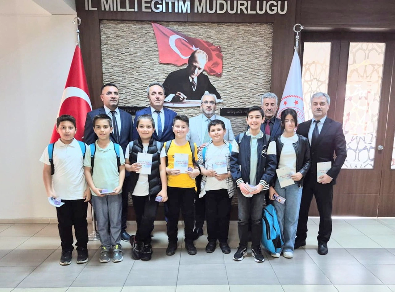 Cemil Çağlar’a Kitap Sürprizi