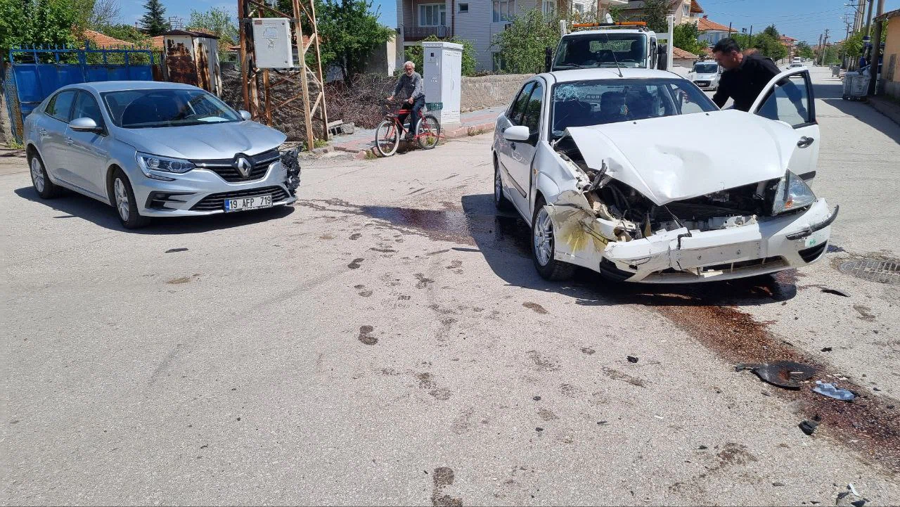 Çorum’da Otomobiller Birbirine Girdi!