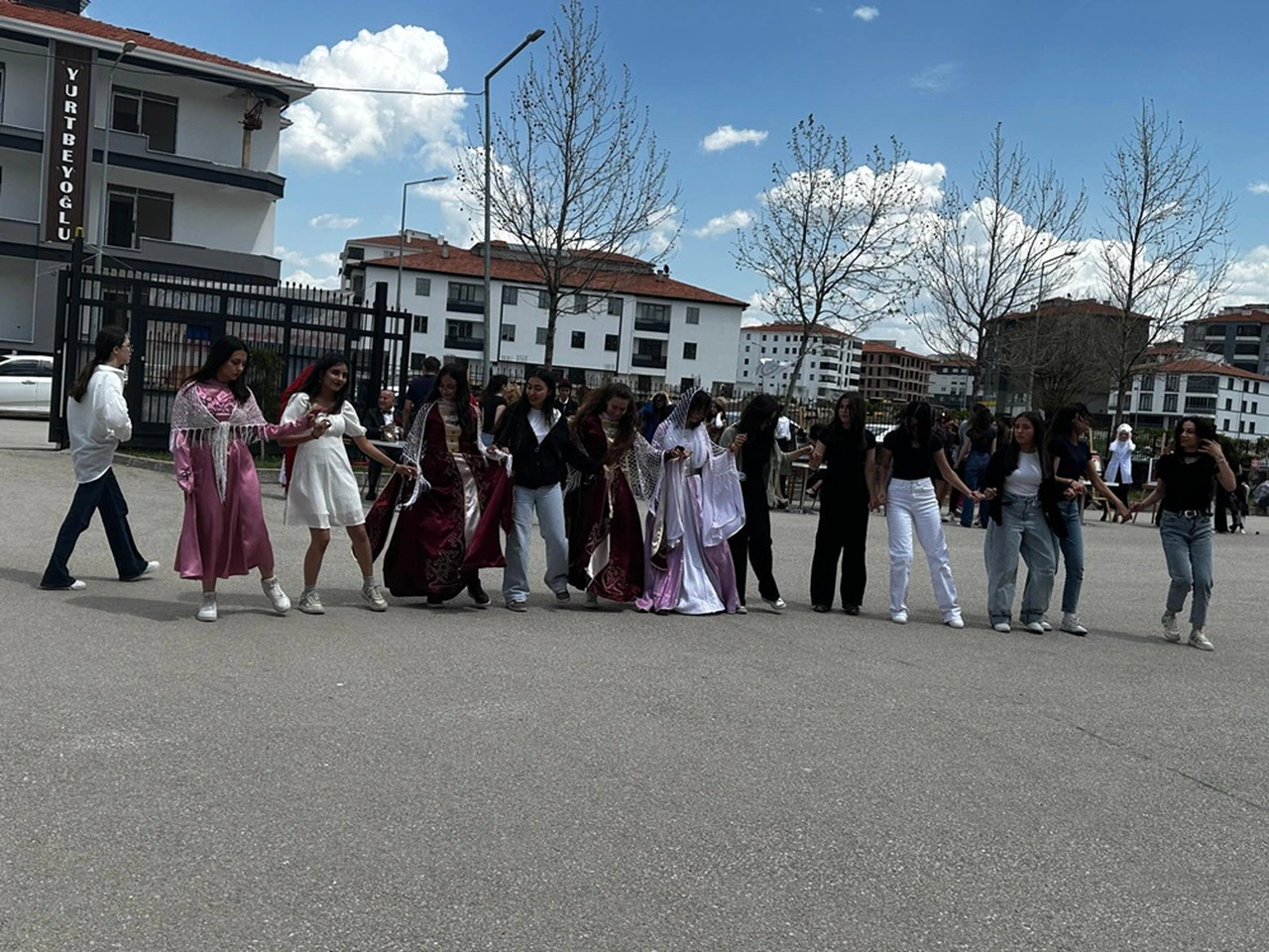 Gençler Baharın Gelişini Kutladı