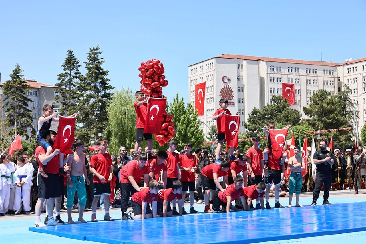 Meydanda Gençler Doyasıya Eğlendi