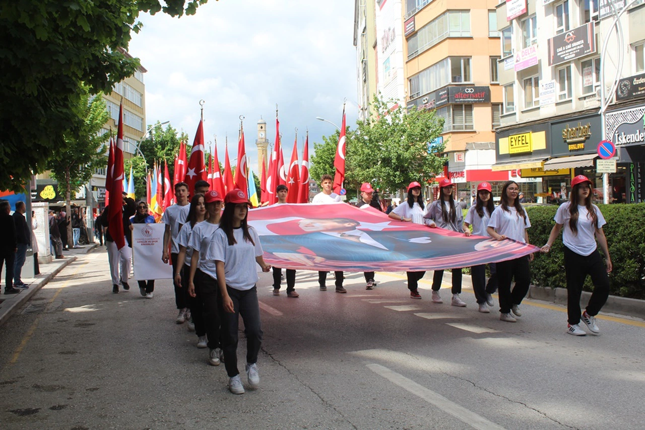 Gençler Önce Yürüdü, Sonra Ata’ya Çelenk Bıraktı