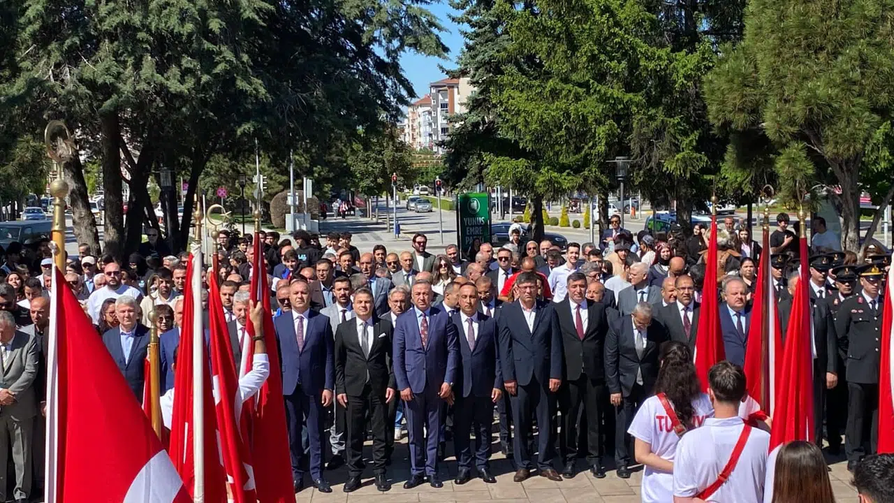 ‘Gençlerimizin, Atatürk'ün İzinde, Bizi Aydınlık Yarınlara Taşıyacağına İnanıyoruz’