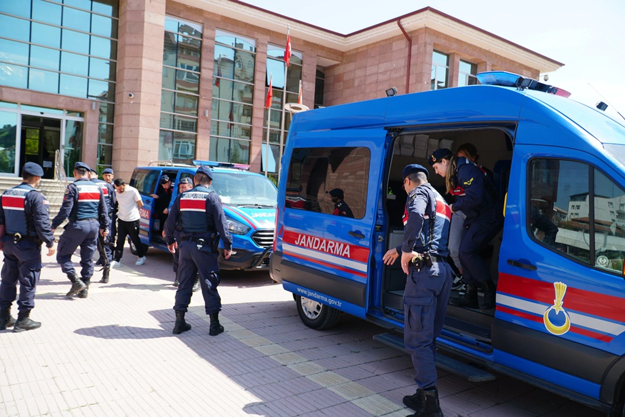 Metruk Evde Uyuşturucu Satarken Yakalandılar