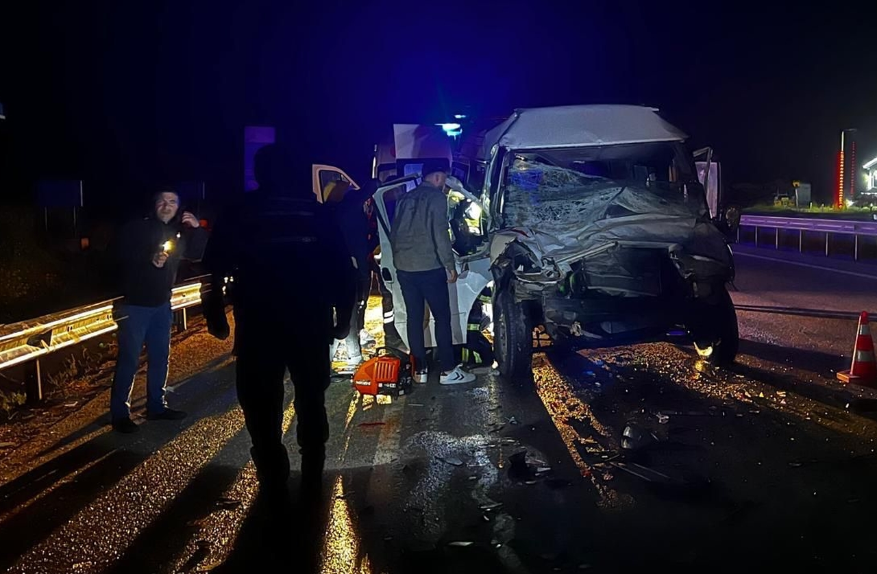 Minibüs, TIR’a Arkadan Çarptı: 2 Yaralı