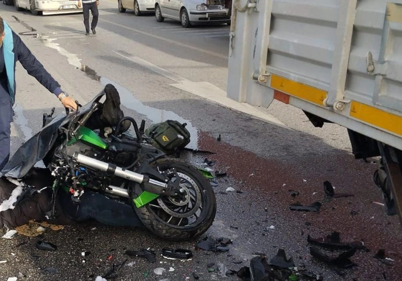 Motosiklet Kamyona Çarptı: 1 Ölü