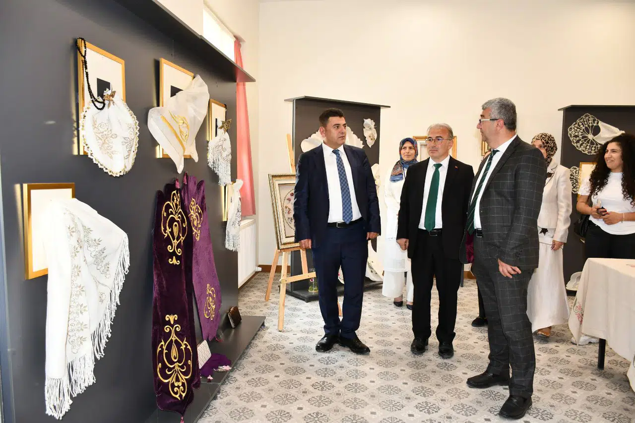 Mustafa Sezer, El Emeği Ürünleri İnceledi