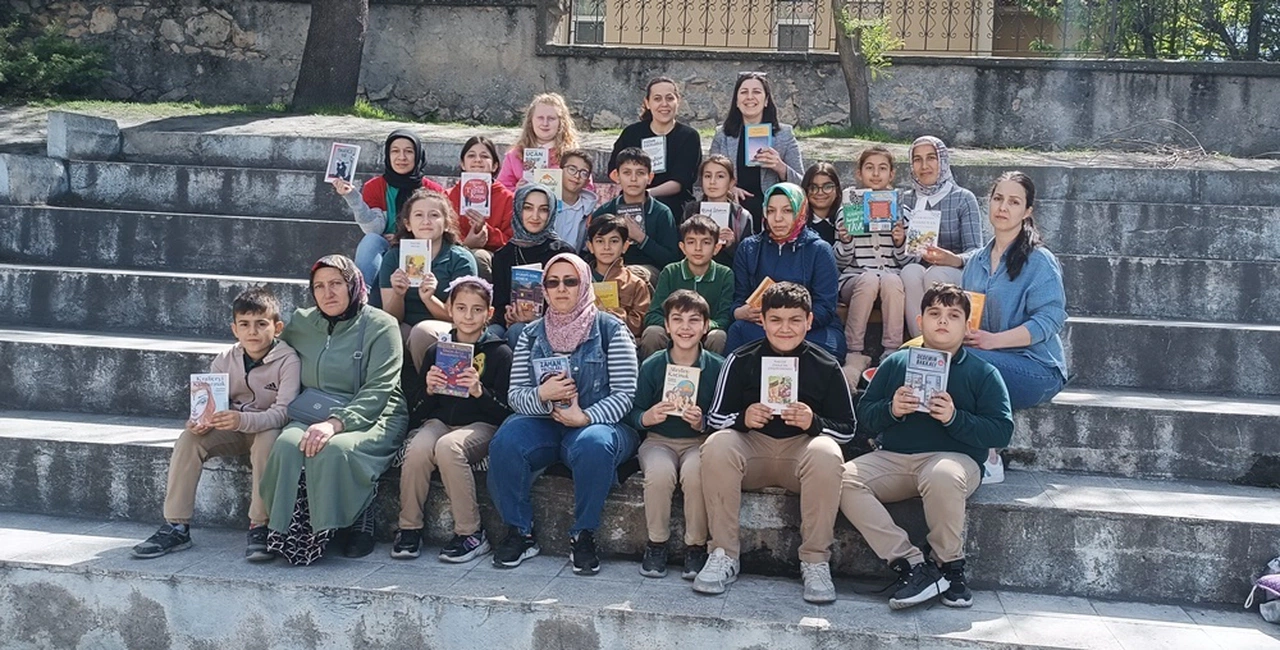 Öğrenci ve Veliler Açık Havada Kitap Okudu