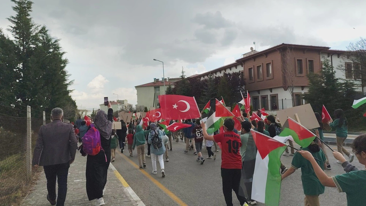 Ortaokul Öğrencilerinden Filistin ve Doğu Türkistan Duyarlılığı