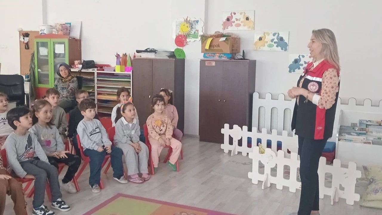Miniklere Suyun Önemi Anlatılıyor