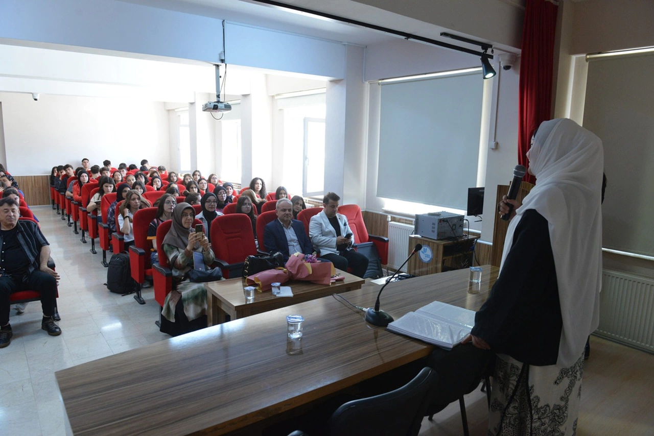 Yazar Nuray Alper, Okurlarıyla Buluştu