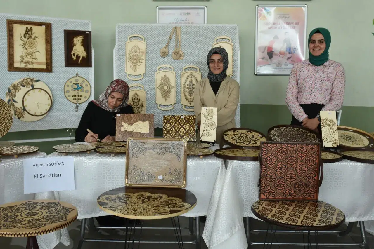 Artvin'de Halk Eğitimi Merkezi'nin yıl sonu sergisi açıldı