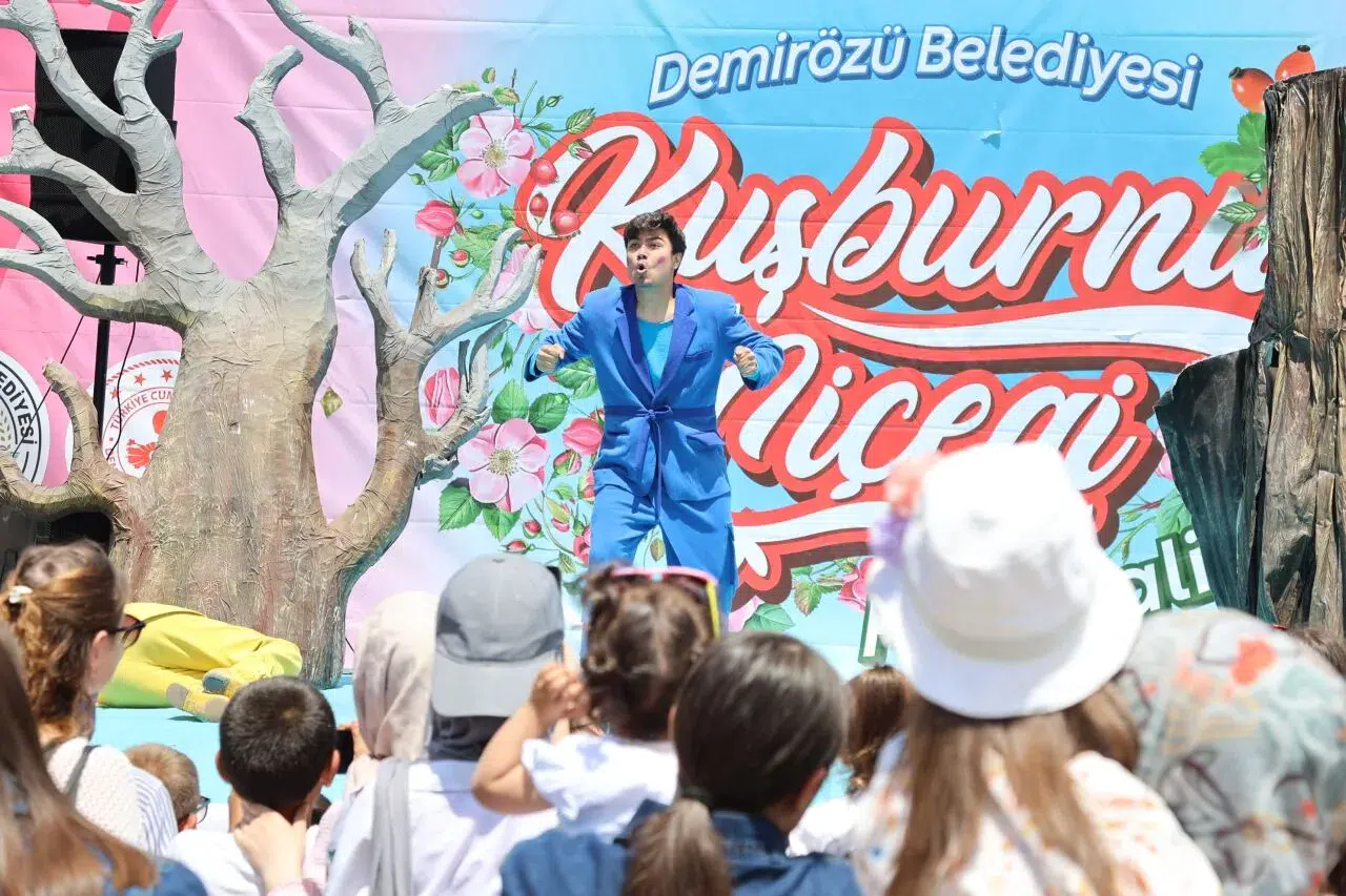 Bayburt'ta "1. Kuşburnu Çiçeği Festivali" gerçekleştirildi