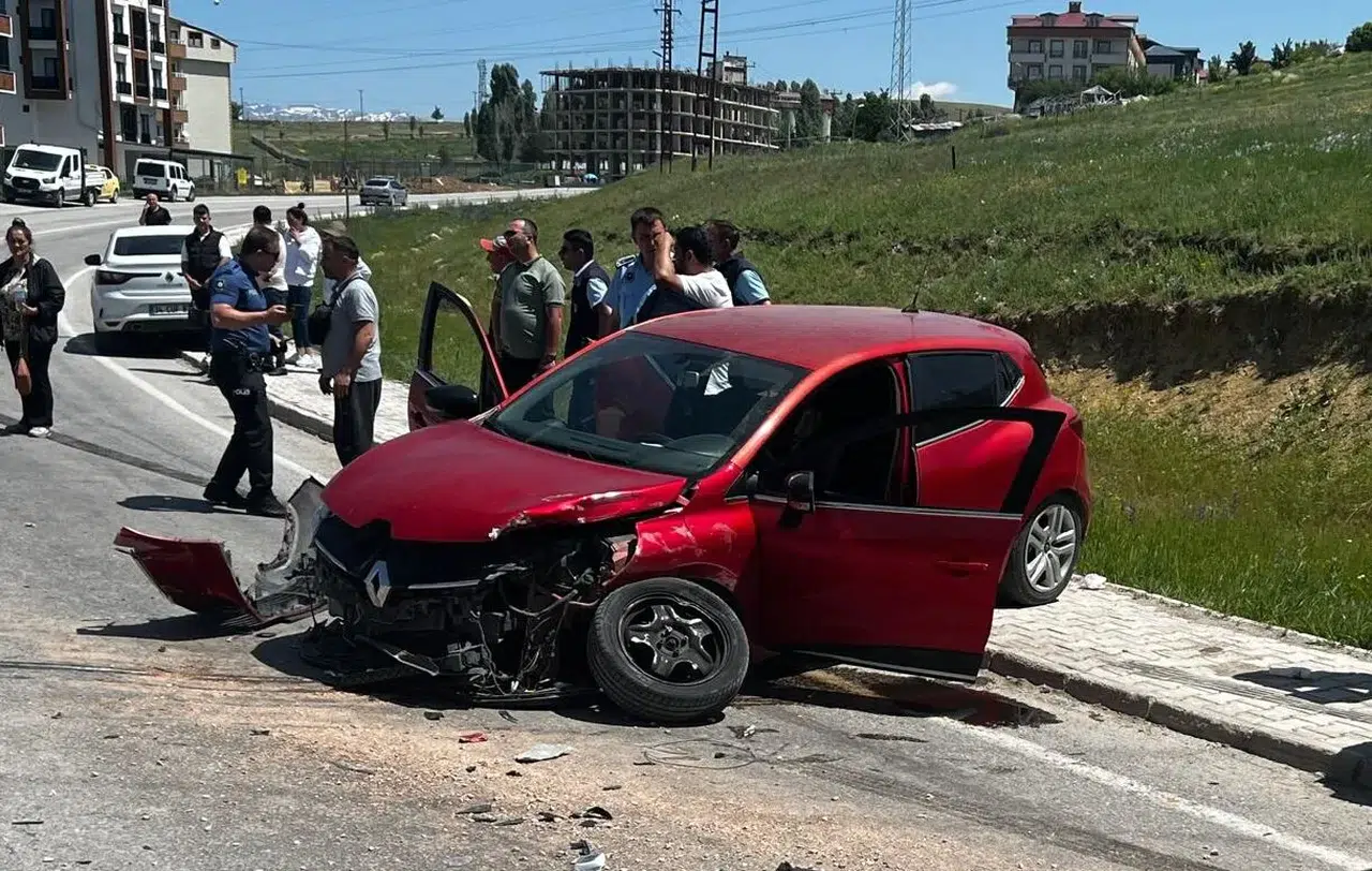 Bayburt'ta kamyon ve otomobilin çarpıştığı kazada 4 kişi yaralandı