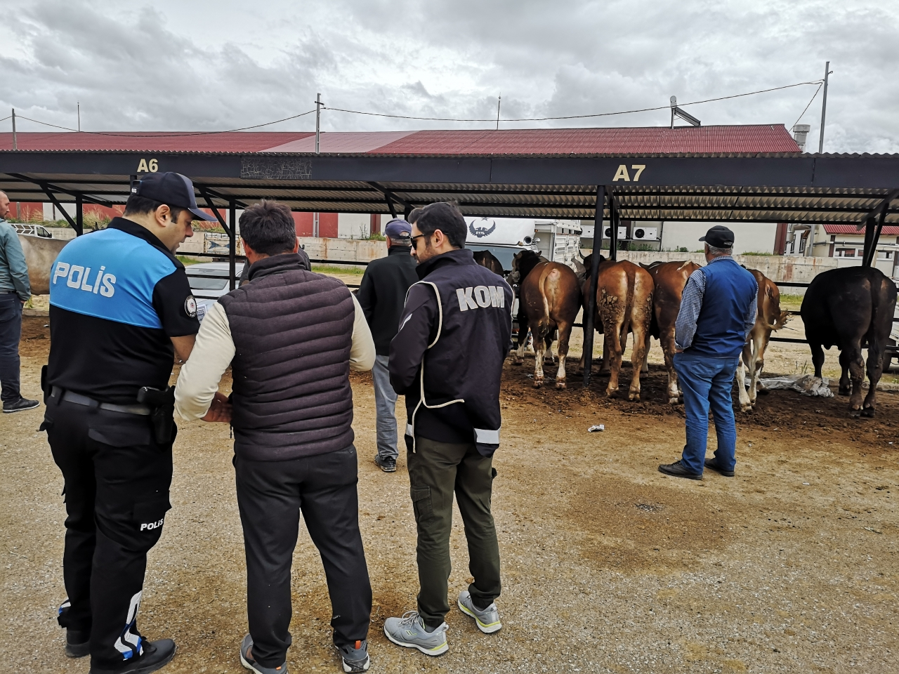 Bayburt'taki hayvan pazarında sahte para uyarısı yapıldı