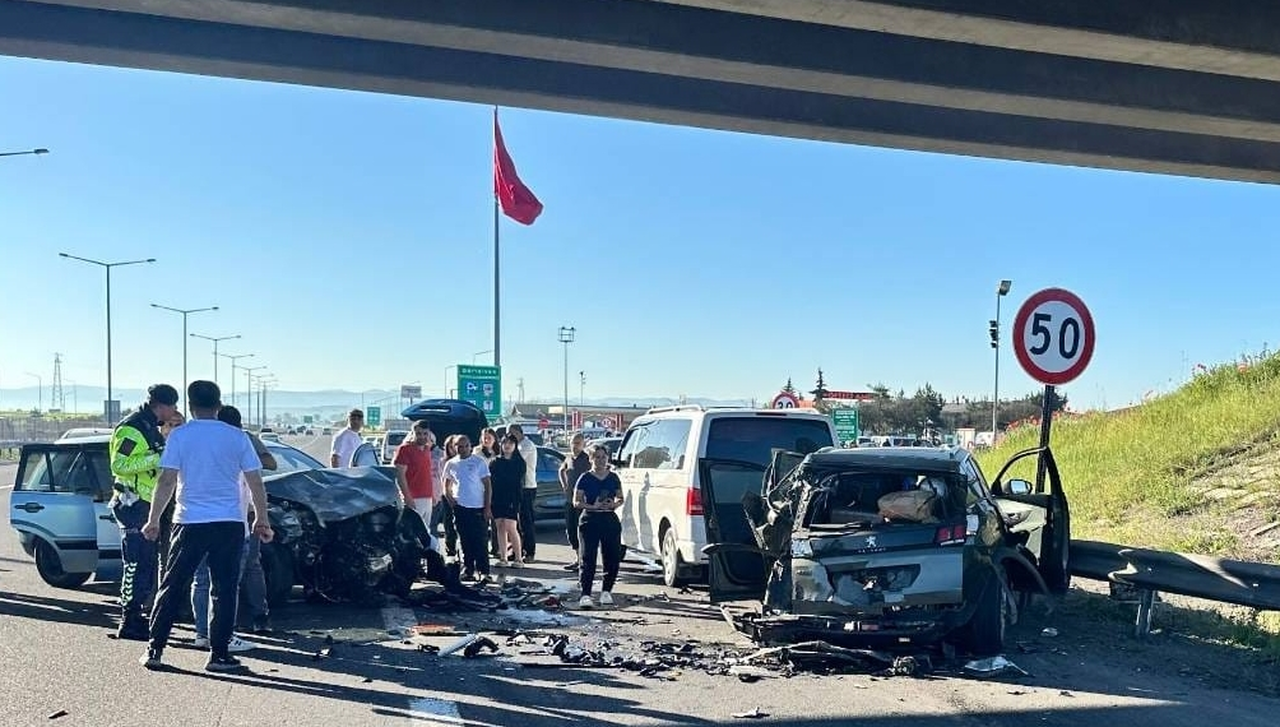 Bolu'da 4 otomobilin karıştığı kazada 1 kişi öldü, 6 kişi yaralandı