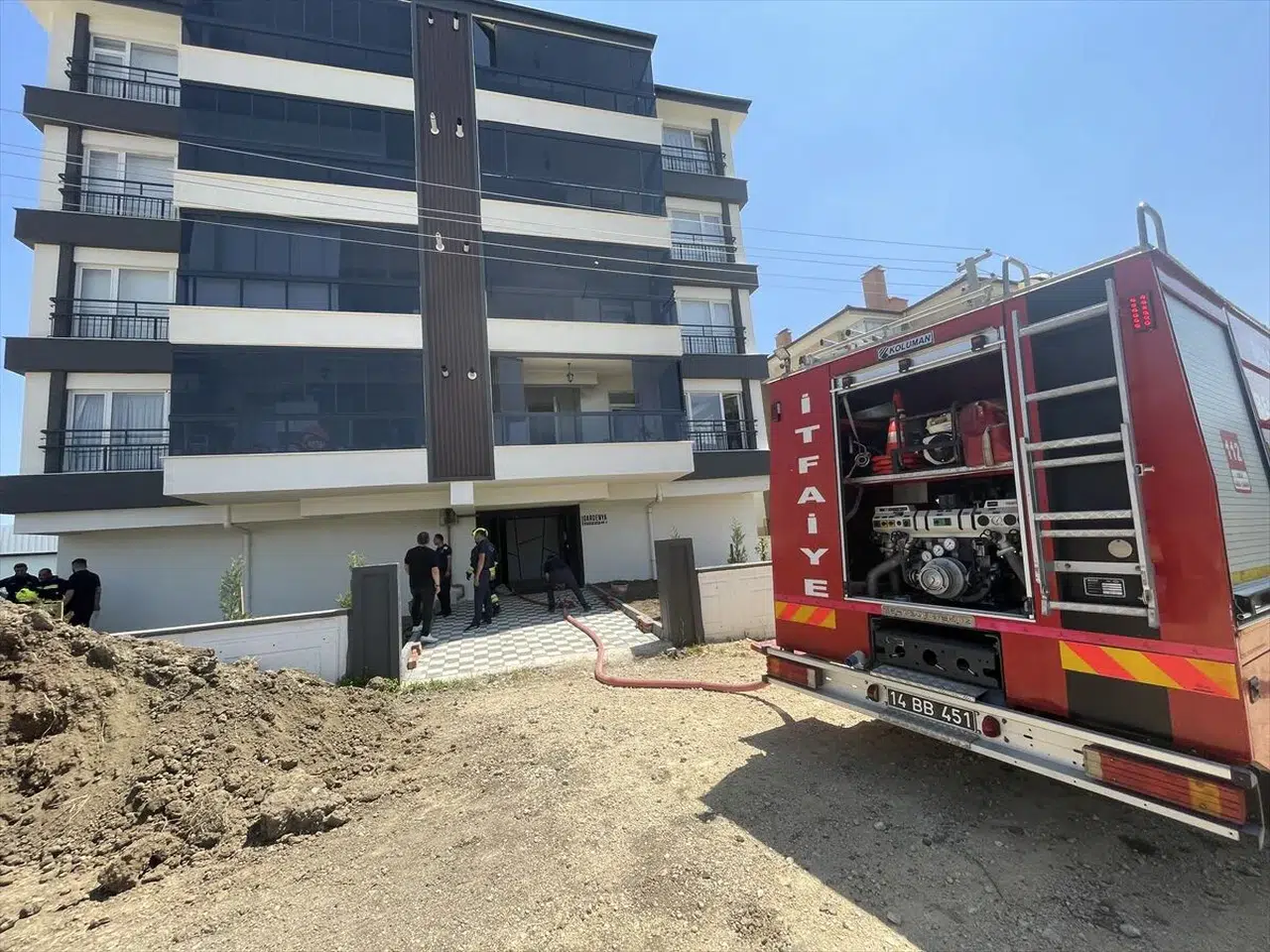 Bolu'da komşusunun evinde çıkan yangını söndüren kadın dumandan etkilendi