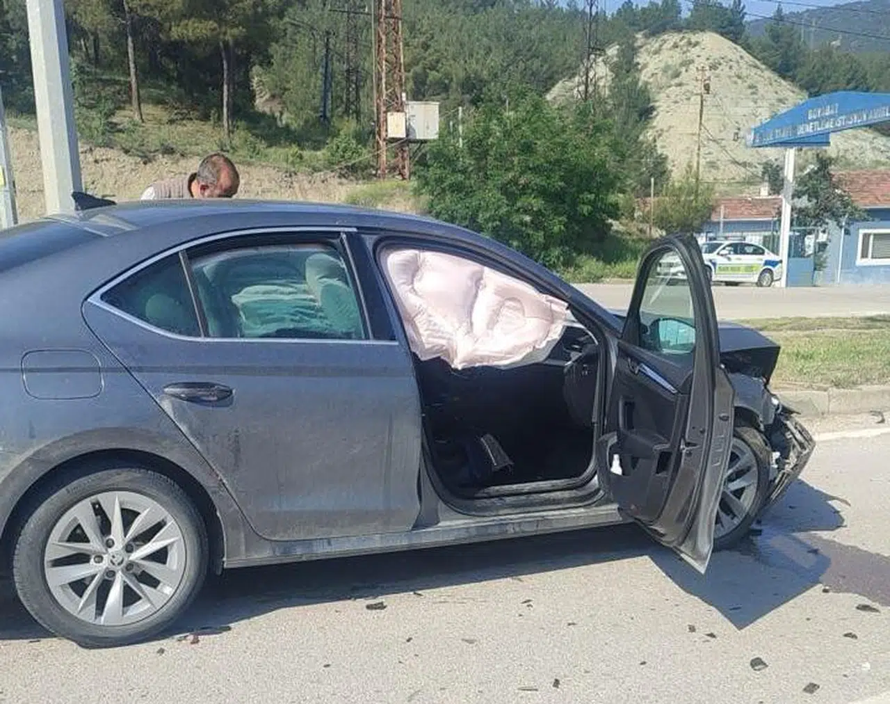 Boyabat'ta iki otomobilin çarpıştığı kazada 2 kişi yaralandı