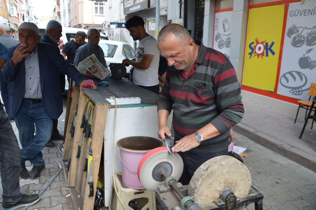 Havza'da bıçak bileme tezgahlarında yoğunluk yaşanıyor